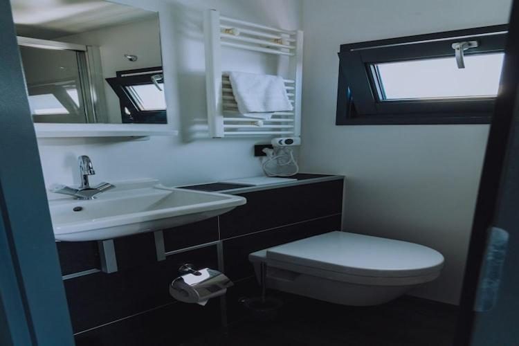 Uitgeest Modern Houseboat With Air Conditioning Located In Marina מראה חיצוני תמונה