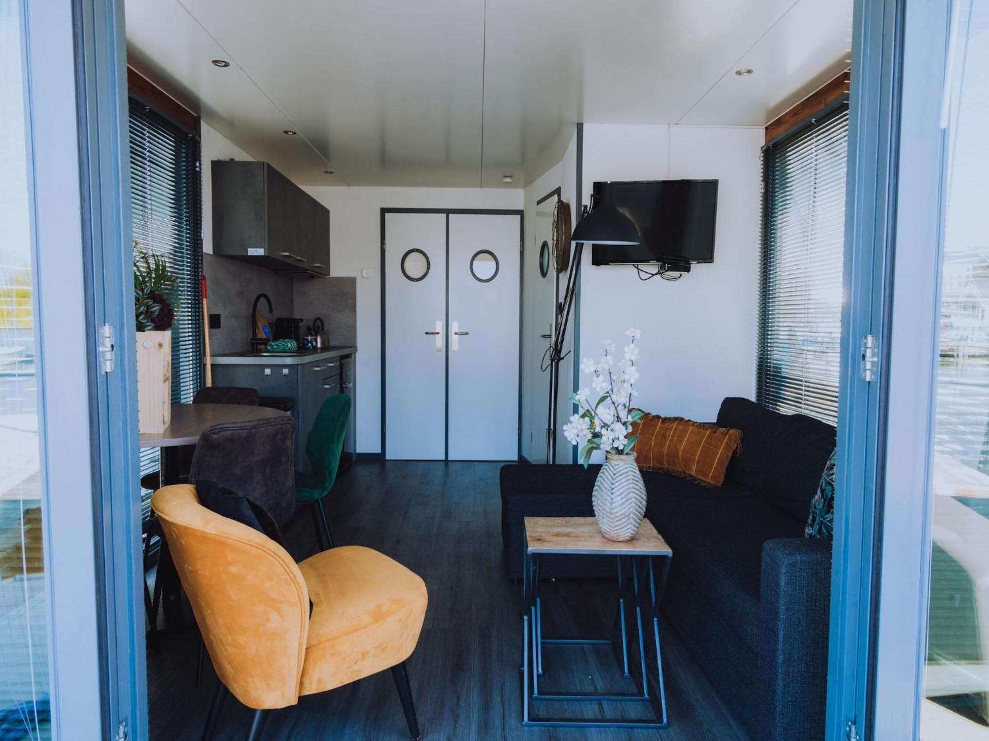 Uitgeest Modern Houseboat With Air Conditioning Located In Marina מראה חיצוני תמונה